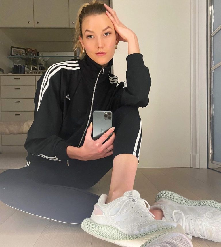 Karlie Kloss Shows Her Sexy Legs And Body On Instagram Photos